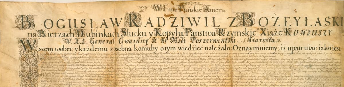 Wide Polish-language charter of 1650 whose first five lines are drawn in large mixed capitals and italic, above closely written body text with article numbers in the margin