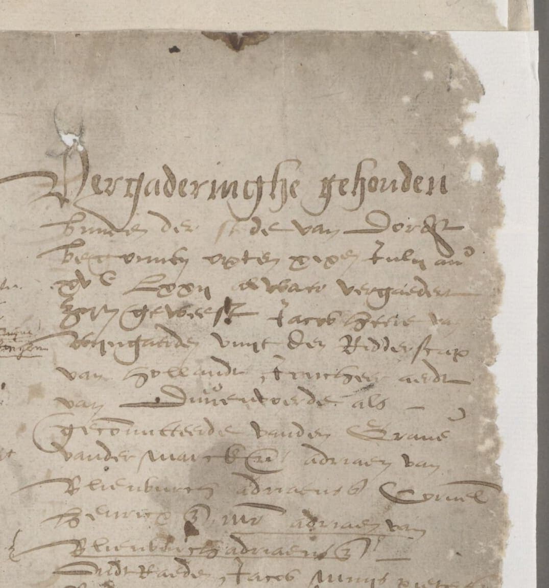 Right-hand text column of a paper minute book, headed Vergaderinghe gehouden, in a fast sixteenth-century chancery cursive
