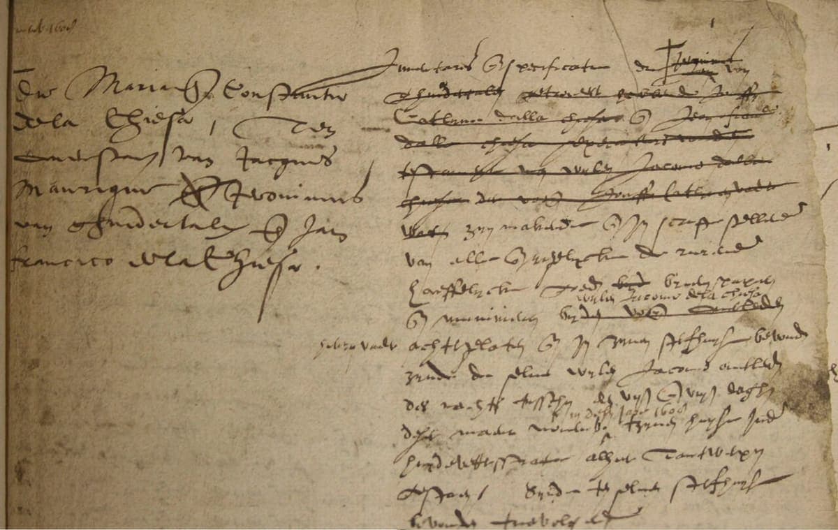 Opening of a notarial estate inventory: a heading naming the parties in the left margin and a long paragraph in a joined cursive at the right, with several clauses struck through