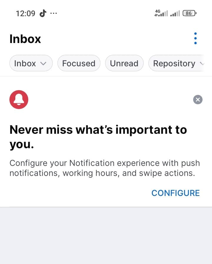 A mobile email app screenshot with a status bar, filter chips along the top, a promotional notification card and an empty message list
