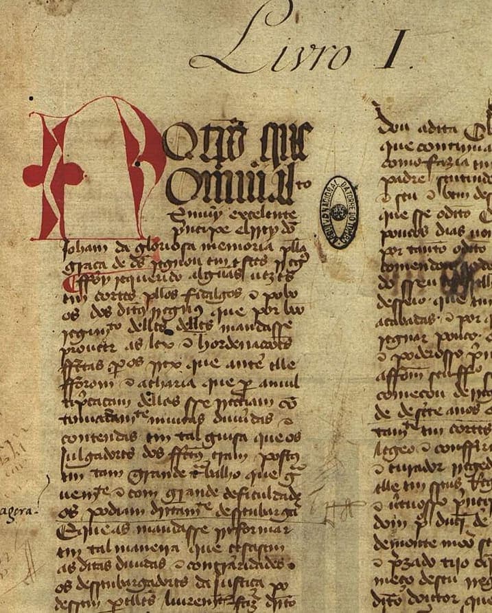 Two columns of a fifteenth-century legal codex with a red pen-flourished initial, a running title and marginal notes