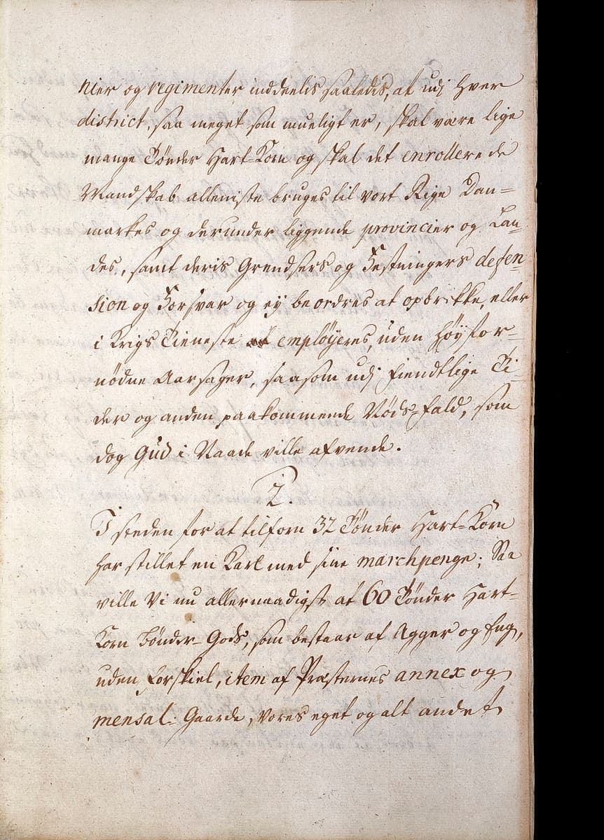 Right-hand page of a bound Danish ordinance of 1733 in a fine brown Gothic cursive, with a paragraph number centred above a new section
