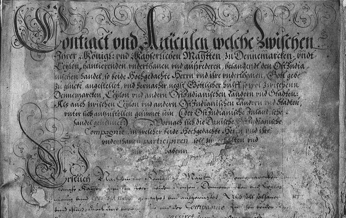Top half of a stained parchment of 1618 with a large calligraphic heading in German Kurrent and the opening of the first article below