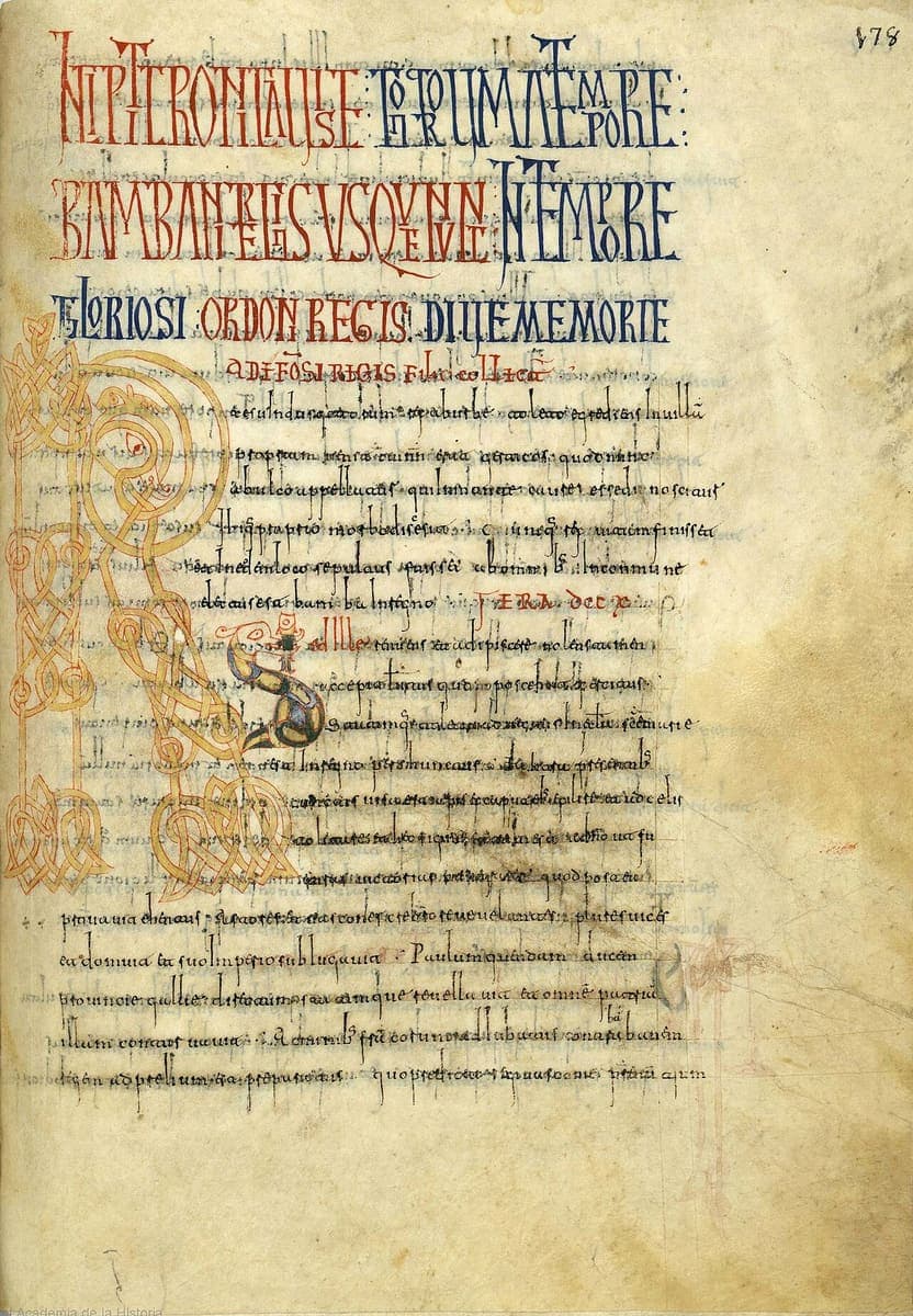Manuscript page opening with four lines of red and blue nested capitals, a large interlaced initial on the left and Visigothic minuscule text below.